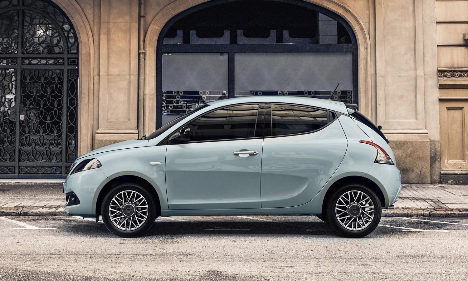 Lancia Ypsilon: El mítico urbano italiano se pone al día «en todo…» -  Noticias, tips y guias sobre trámites